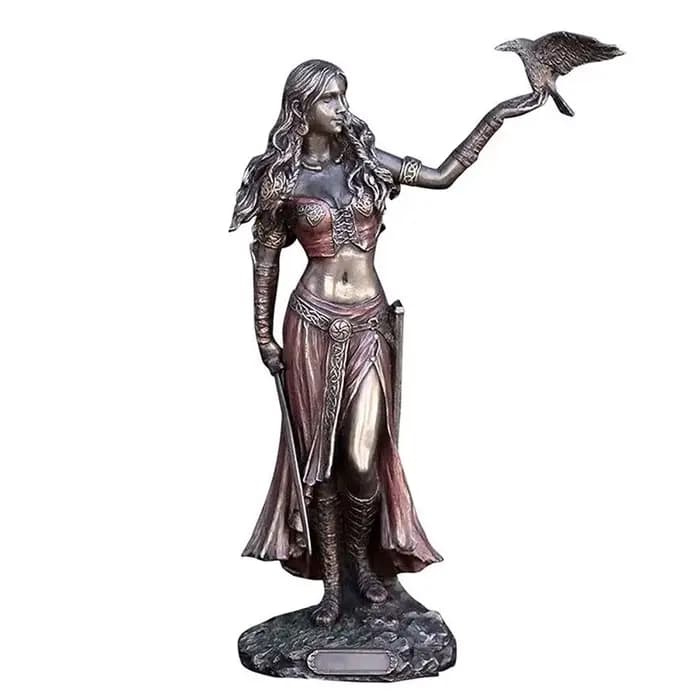 Statues en résine de haute qualité Morrigan la déesse celtique de bataille avec corbeau et épée stat