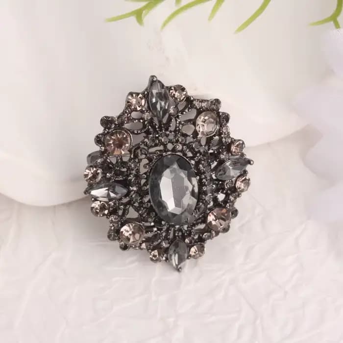 Broche de style vintage, base en métal avec cristaux foncés, magnifique broche avec design creux orné, idéale pour la décoration de manteau et de robe