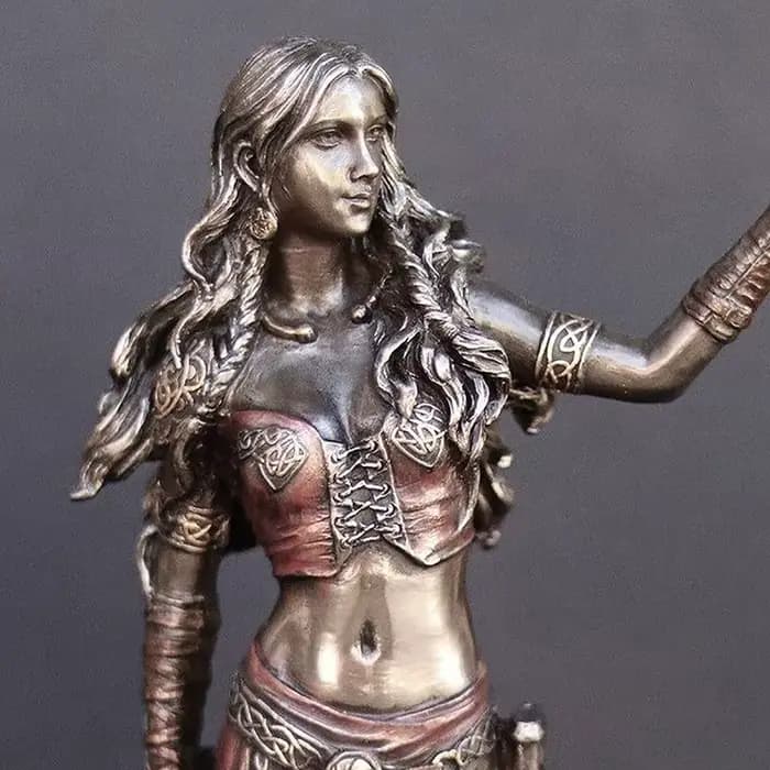 Statues en résine de haute qualité Morrigan la déesse celtique de bataille avec corbeau et épée statue finition Bronze pour la décoration de la maison