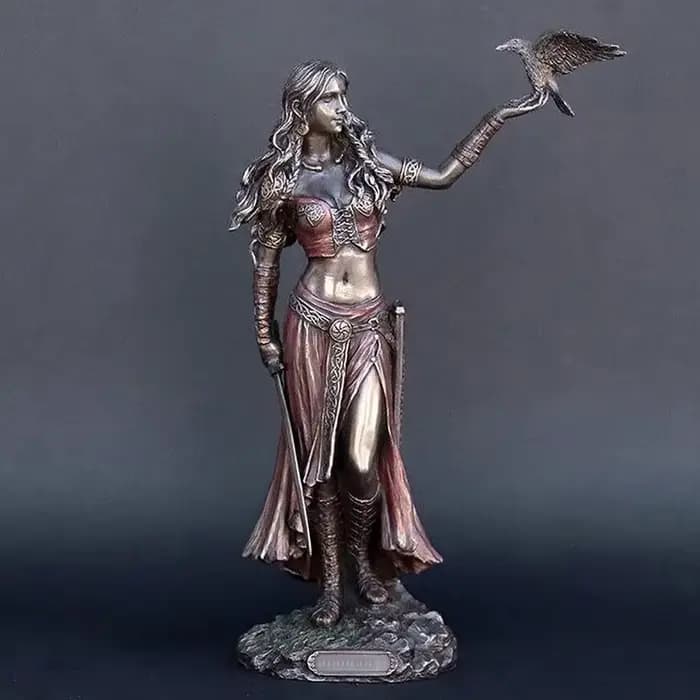 Statues en résine de haute qualité Morrigan la déesse celtique de bataille avec corbeau et épée statue finition Bronze pour la décoration de la maison