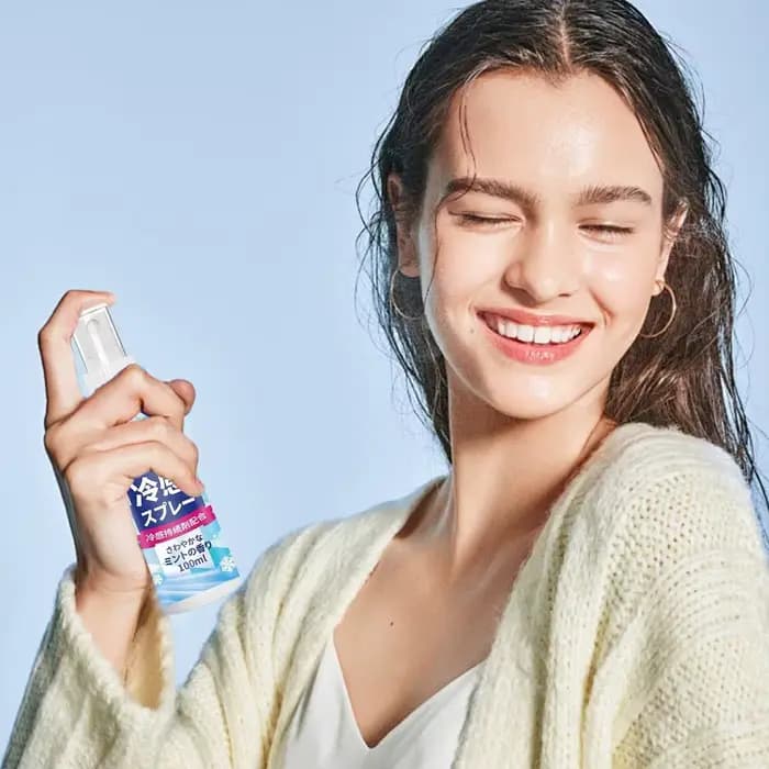Spray Rafraîchissant Portable 100ml Effet Glacé pour Vêtements et Entraînement – Hydratation Longue Durée Visage & Corps – Flacon