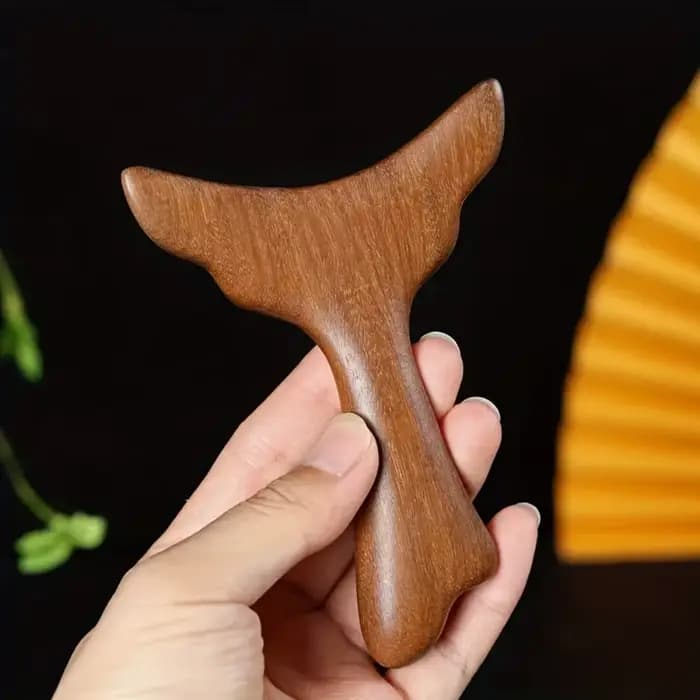 1 outil Gua Sha en bois de santal doré en forme de queue de poisson