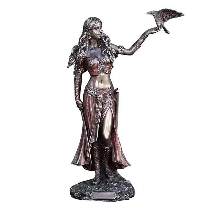 Statues en résine de haute qualité Morrigan la déesse celtique de bataille avec corbeau et épée statue finition Bronze pour la décoration de la maison