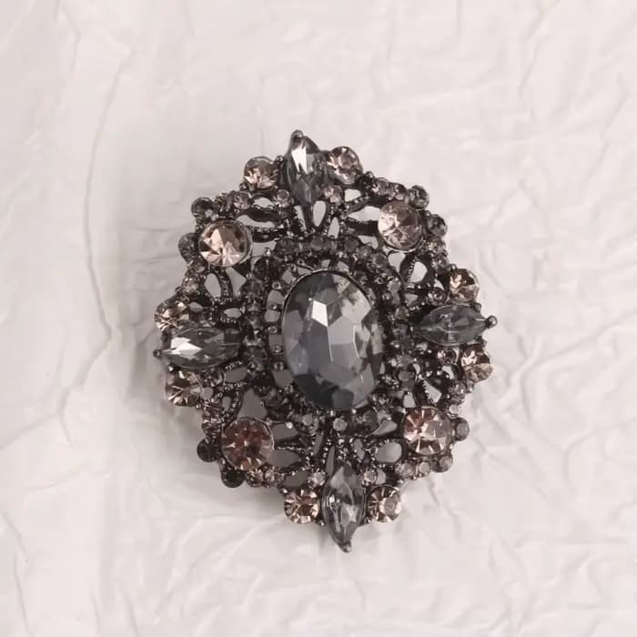 Broche de style vintage, base en métal avec cristaux foncés, magnifique broche avec design creux orn