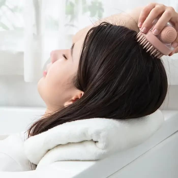 Brosse de massage en silicone pour le cuir chevelu