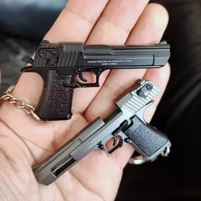 Porte-clés pistolet miniature Desert Eagle en alliage, échelle 1:4, modèle d'arme en métal, cadeau de Noël idéal pour adultes et enfants