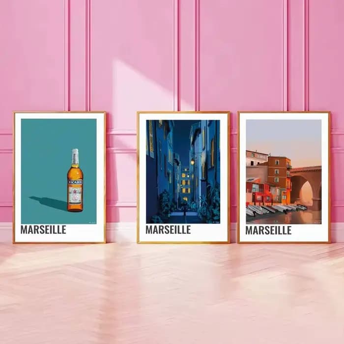 Affiche Murale Rétro Colorée Marseille : Bouteille de Pastis, Rue Marine – Décoration Artistique pour Maison, Café, Appartement